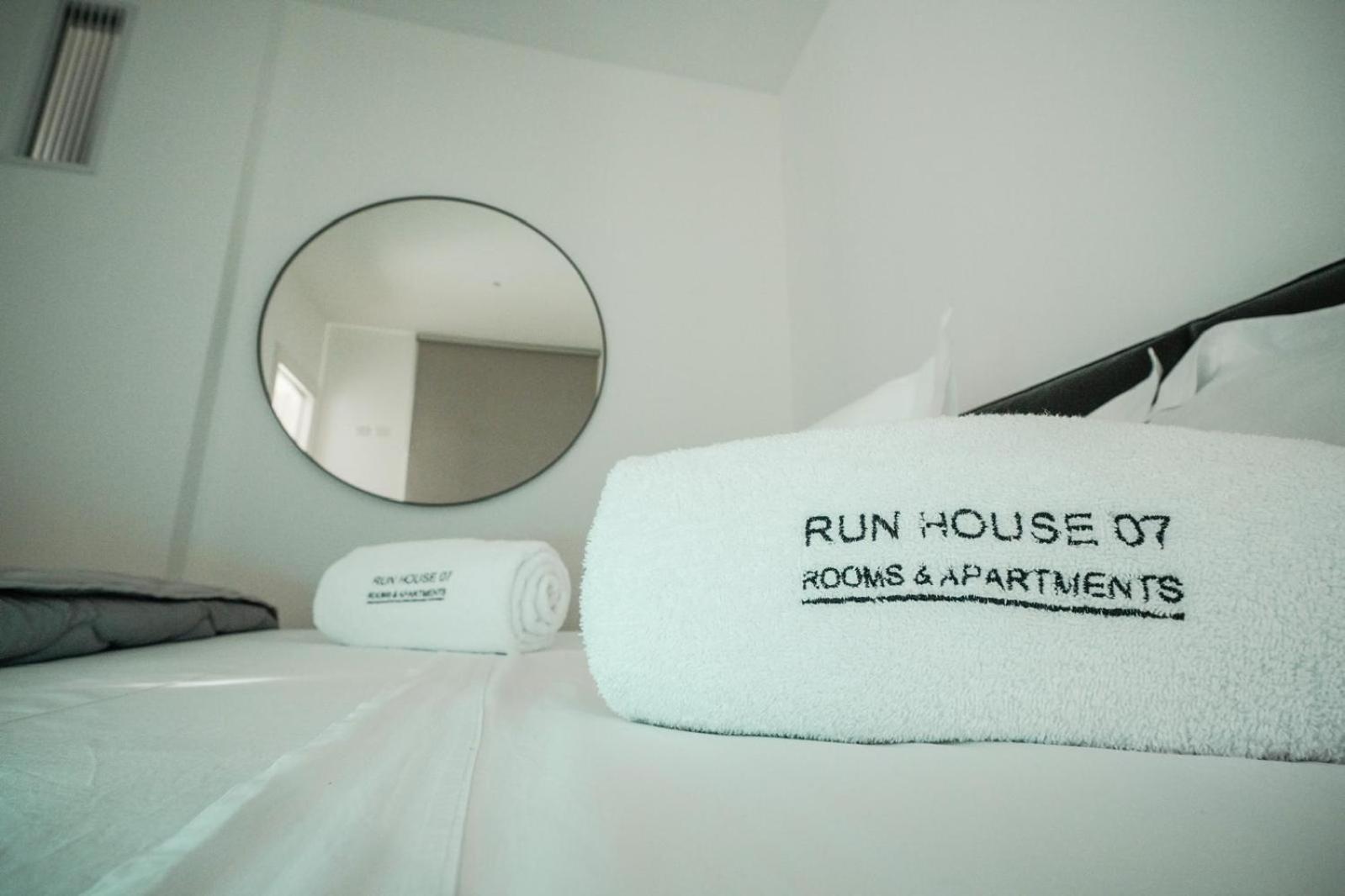 Run House 07 Rooms & Apartments Касано деле Мурдже Екстериор снимка
