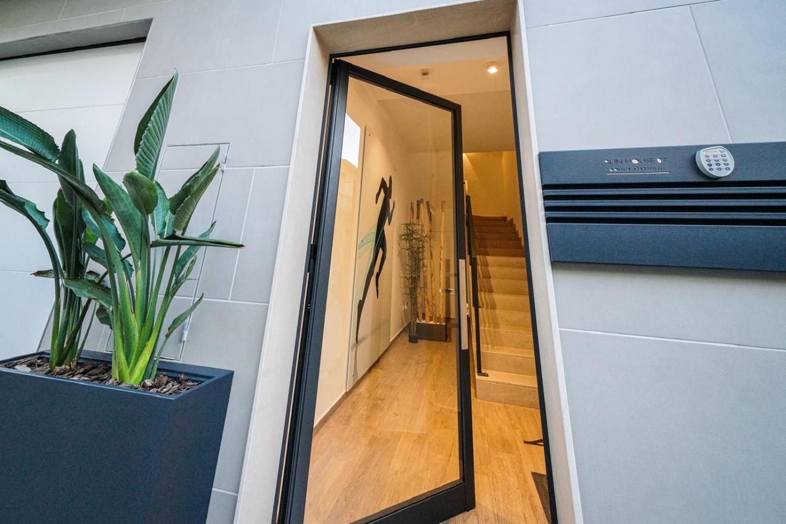 Run House 07 Rooms & Apartments Касано деле Мурдже Екстериор снимка
